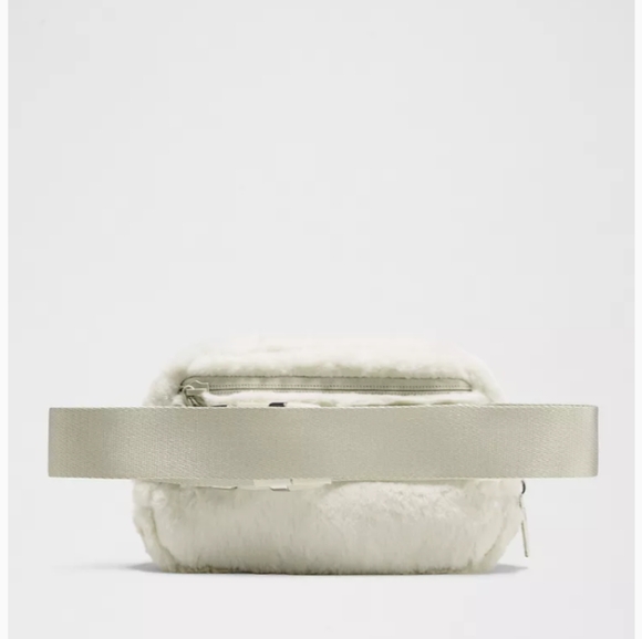 lululemon Everywhere Fleece Belt Bag 1L F in Bone/Silver NWT - Picture 2 of 7